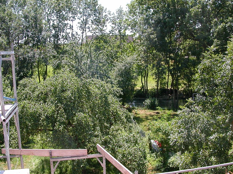2006-07-22_13:20:21.jpg - 07/2006: Blick von der Loggia im OG Richtung Süden. Unten sieht man den Garten und dahinter die Brenz fließen.