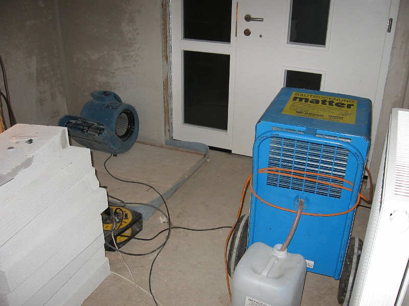 2006-12-28_21:25:41.jpg - 12/2006: Heute hat die Firma Matter den Kondenstrockner und den Ventilator geliefert, damit das Haus schneller seine Feuchtigkeit abgibt.