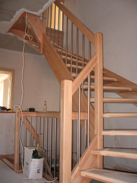 2007-02-09_17:28:13.jpg - 02/2007: Die  Firma Alber-Treppenbau   aus Messkirch hat heute die Massivholztreppe eingebaut. Kann ich nur weiterempfehlen  