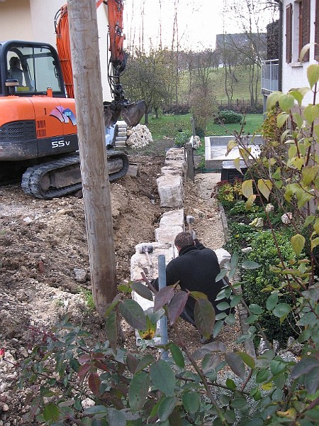 2008-11-11_09:01:26.jpg - 11/2008: Gartenbau-Strobel hat mit dem Abstützen der Böschung zum Nachbarn begonnen. Dazu werden großvolumige Kalksteinblöcke verwendet